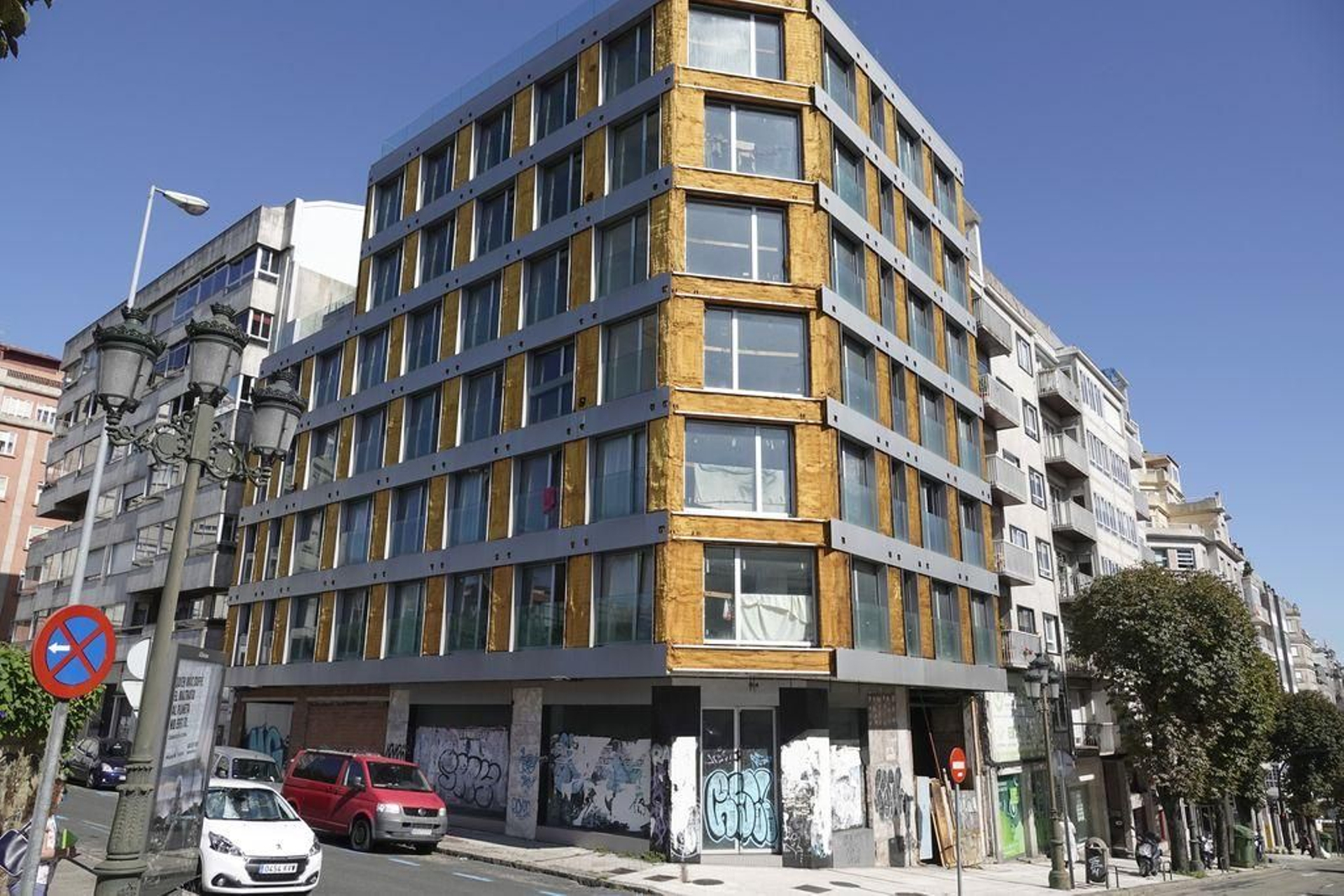 El edificio se encuentra en plena Gran Vía, junto a plaza de España