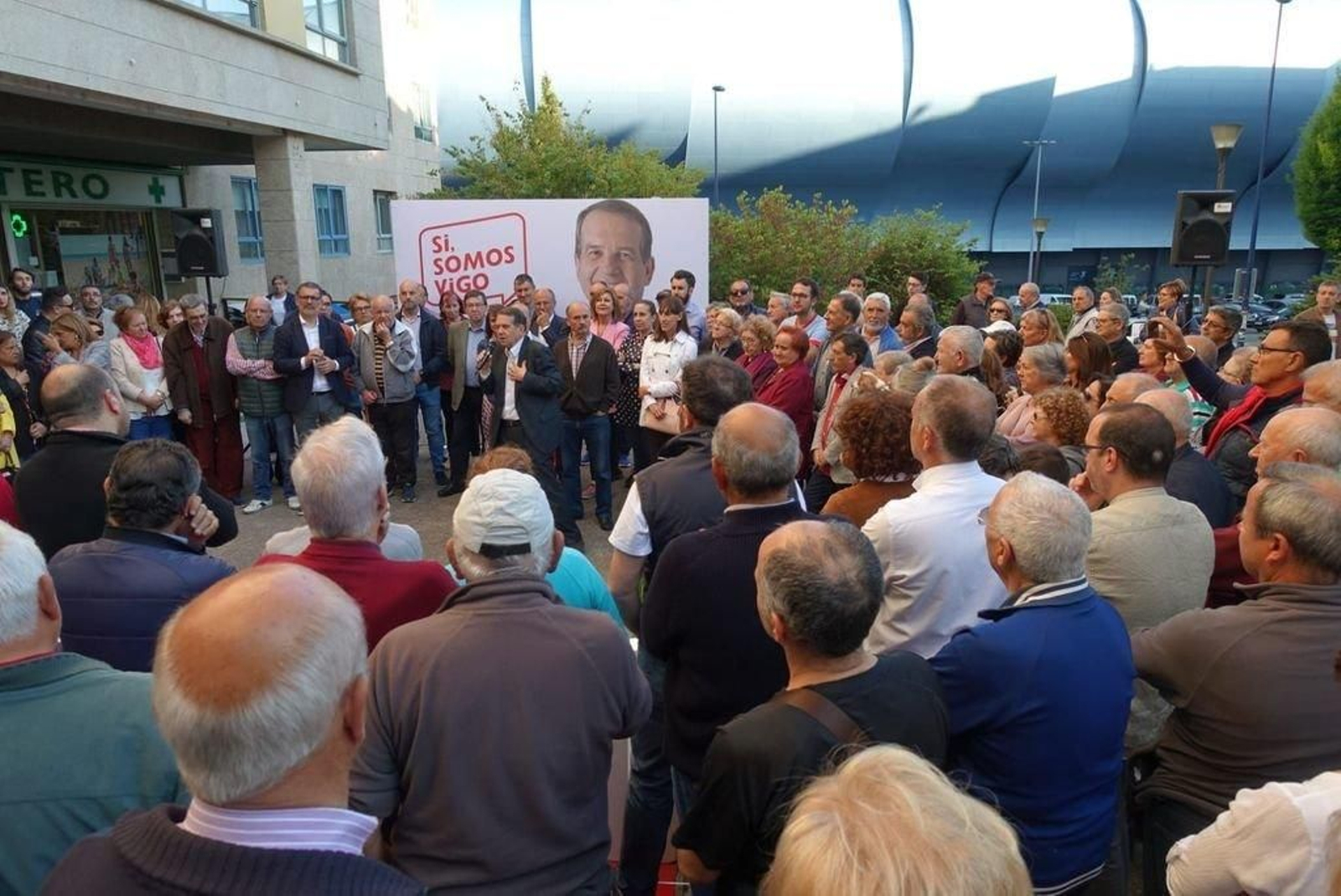 Abel Caballero, en un acto de campaña ayer en Balaídos, con estadio de fondo.