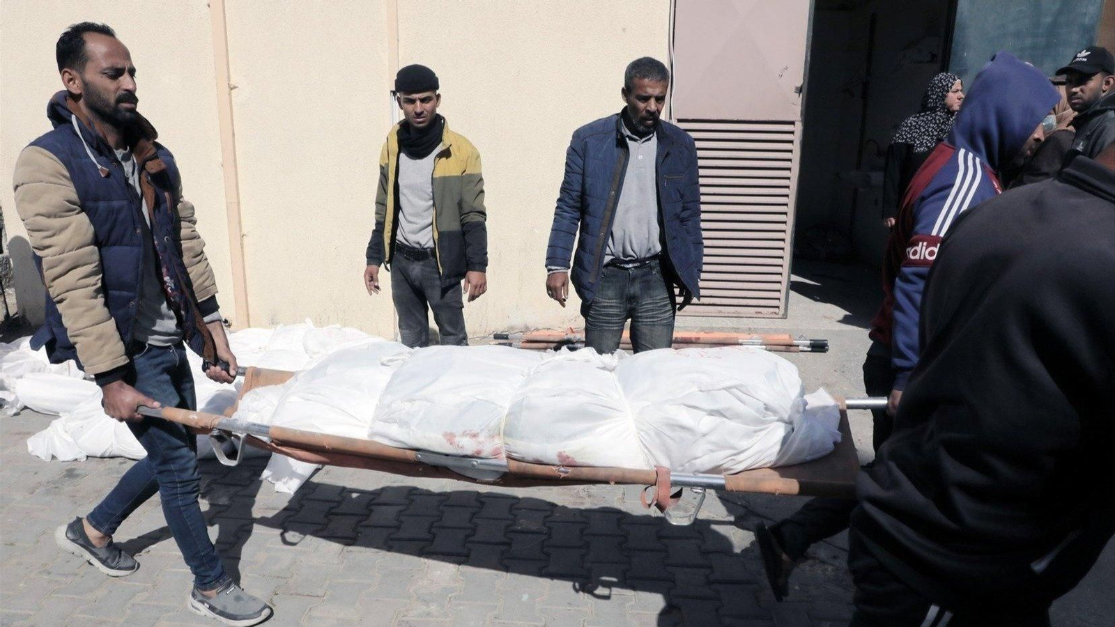 Trasladan un civil muerto en Gaza. // E.P.