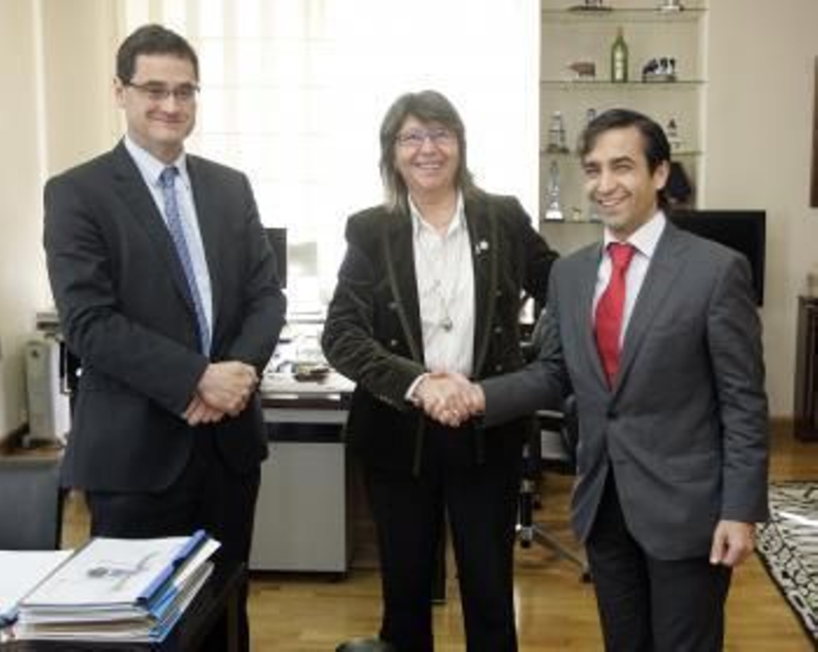 La conselleira de Medio Rural de la Xunta de Galicia, Rosa Quintana (c), saluda al presidente de la FEGAMP, José Manuel Rey (d), en presencia del director general de Montes, Tomás Fernádez Couto (i).