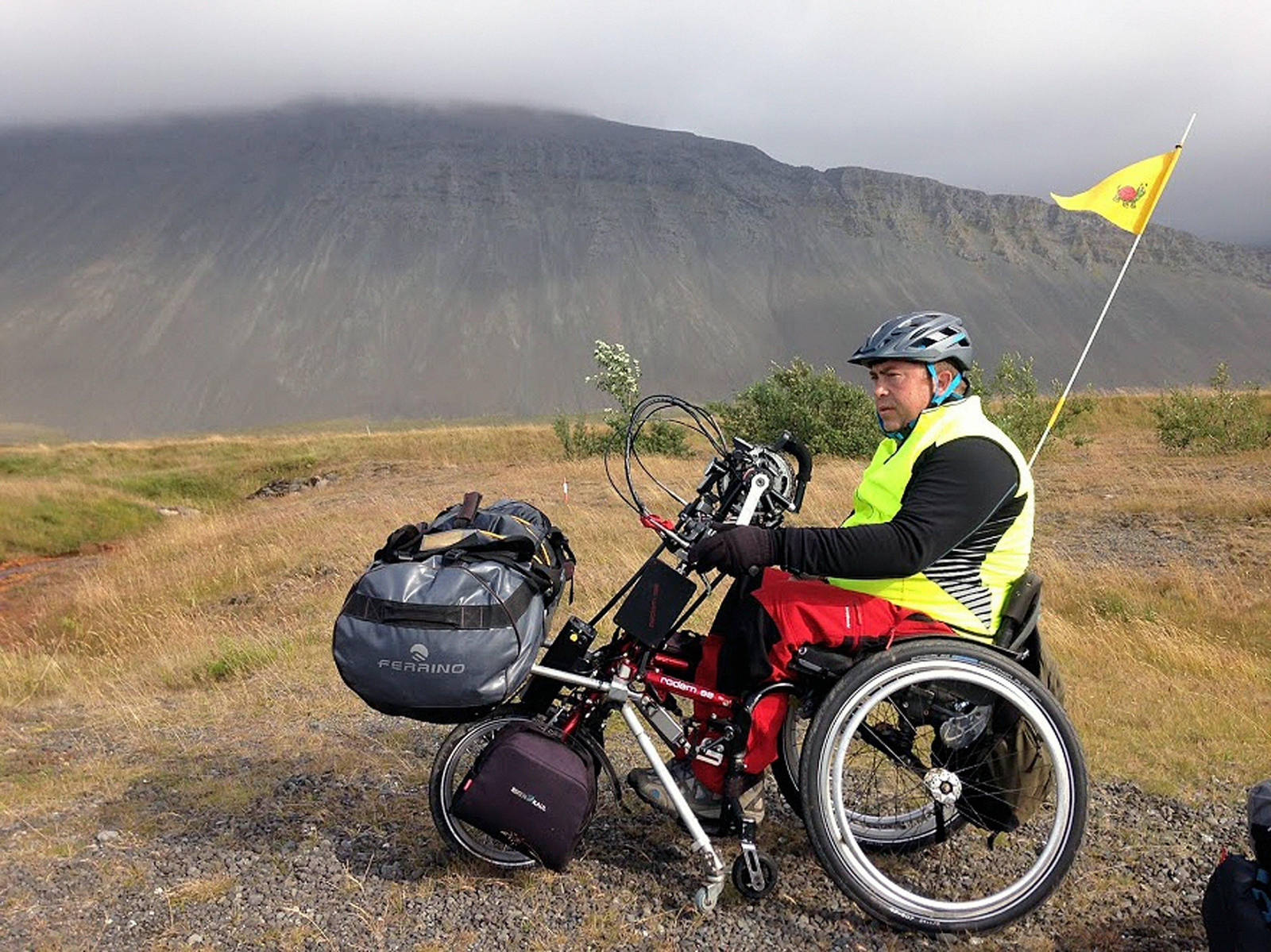 Carlos Sanchis, con su triciclo manual o "handbike" durante su recorrido por Islandia.