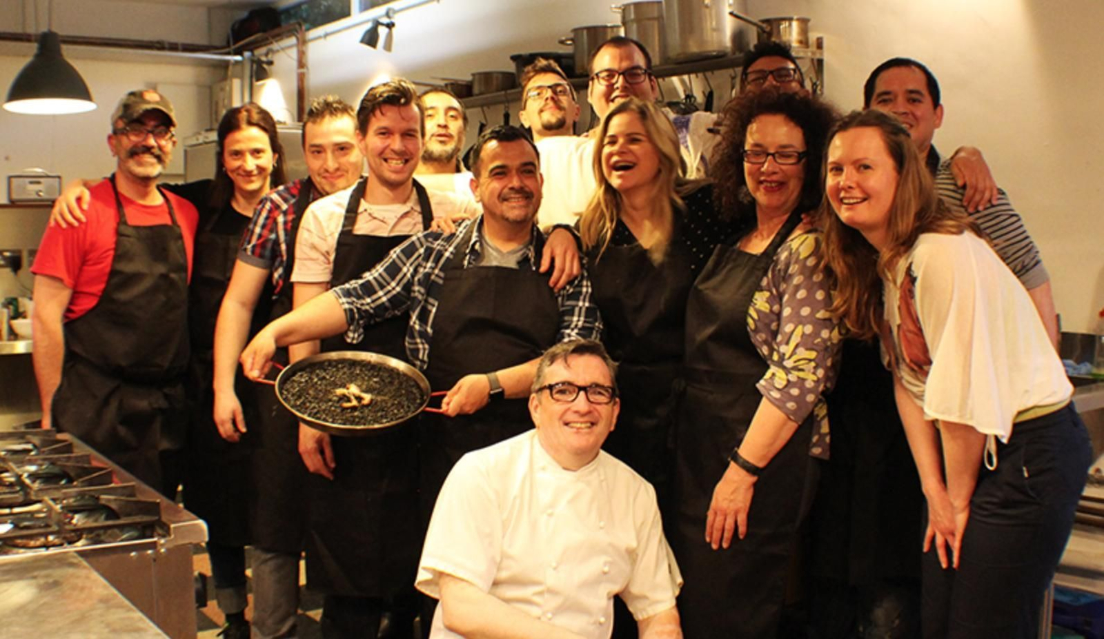 En el centro de la imagen Xavi Meroño, durante una de sus Paella Shack by London Paella School, el proyecto que el mismo lidera.