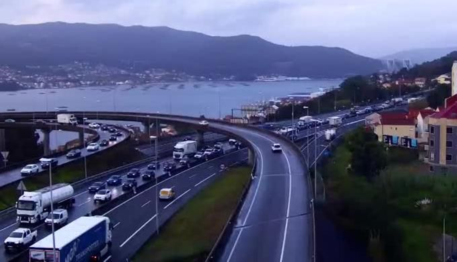 Retenciones en la AP-9 por el accidente. // DGT