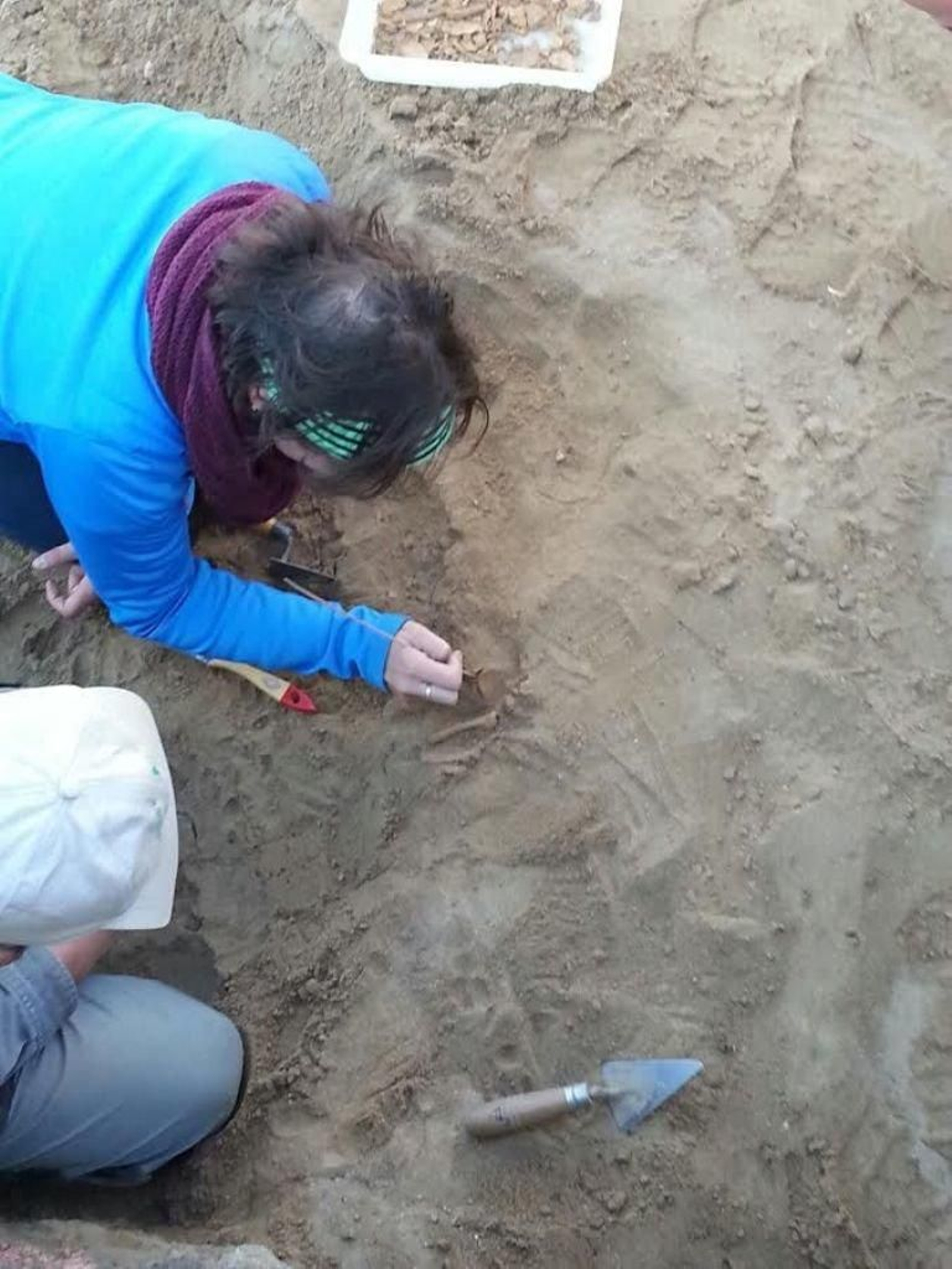 Los arqueólogos, en el lugar del hallazgo, en A Lanzada.