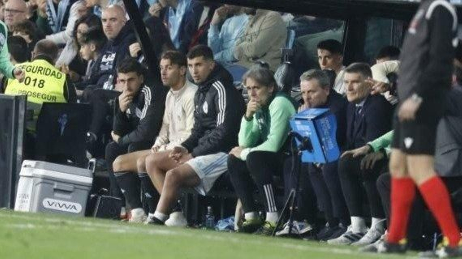 Carlos Domínguez, en el banquillo tras haber sido sustituido en el descanso el pasado sábado ante el Barcelona.