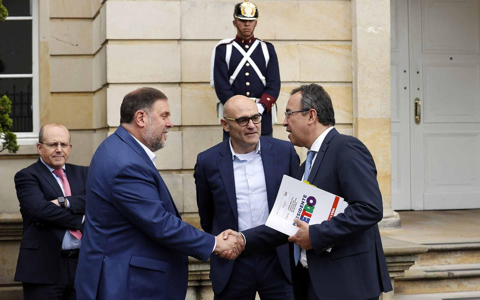 El presidente de Esquerra Republicana de Cataluña (ERC), Oriol Junqueras (2i) estrecha la mano del ministro del Interior, Alfonso Prada (d) en la Casa de Nariño, en Bogotá (Colombia).. EFE/ Mauricio Dueñas Castañeda