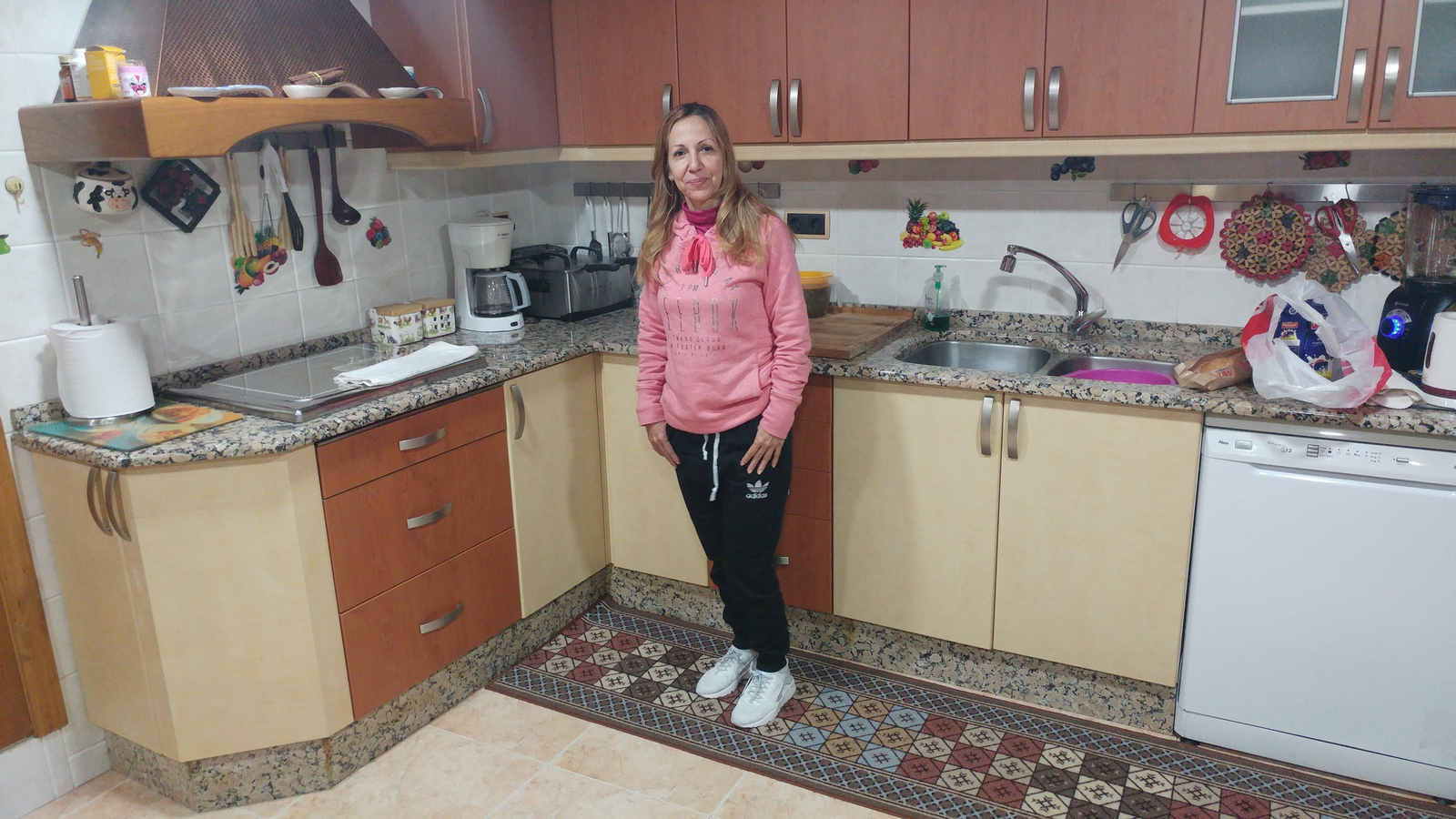 Nibia Aurora Cano Carrillo, posando ayer en la casa de un familiar en Ourense, disfrutando de su libertad.