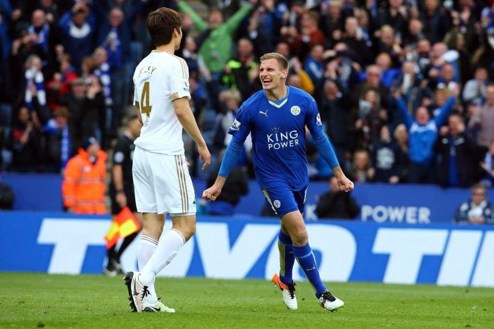 Albrighton celebra el cuarto gol del Leicester ante el Swansea.