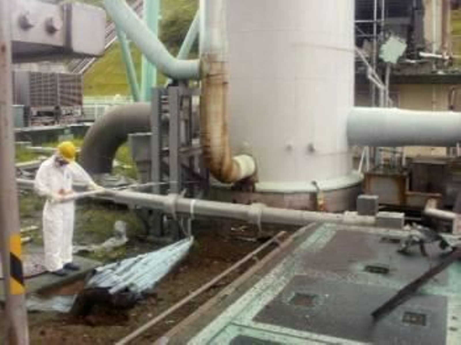 Los 'héroes de Fukushima', el grupo de hombres y mujeres que trabajaron en la emergencia nuclear provocada por el tsunami que asoló el noreste de Japón el pasado 11 de marzo (Foto: EFE)