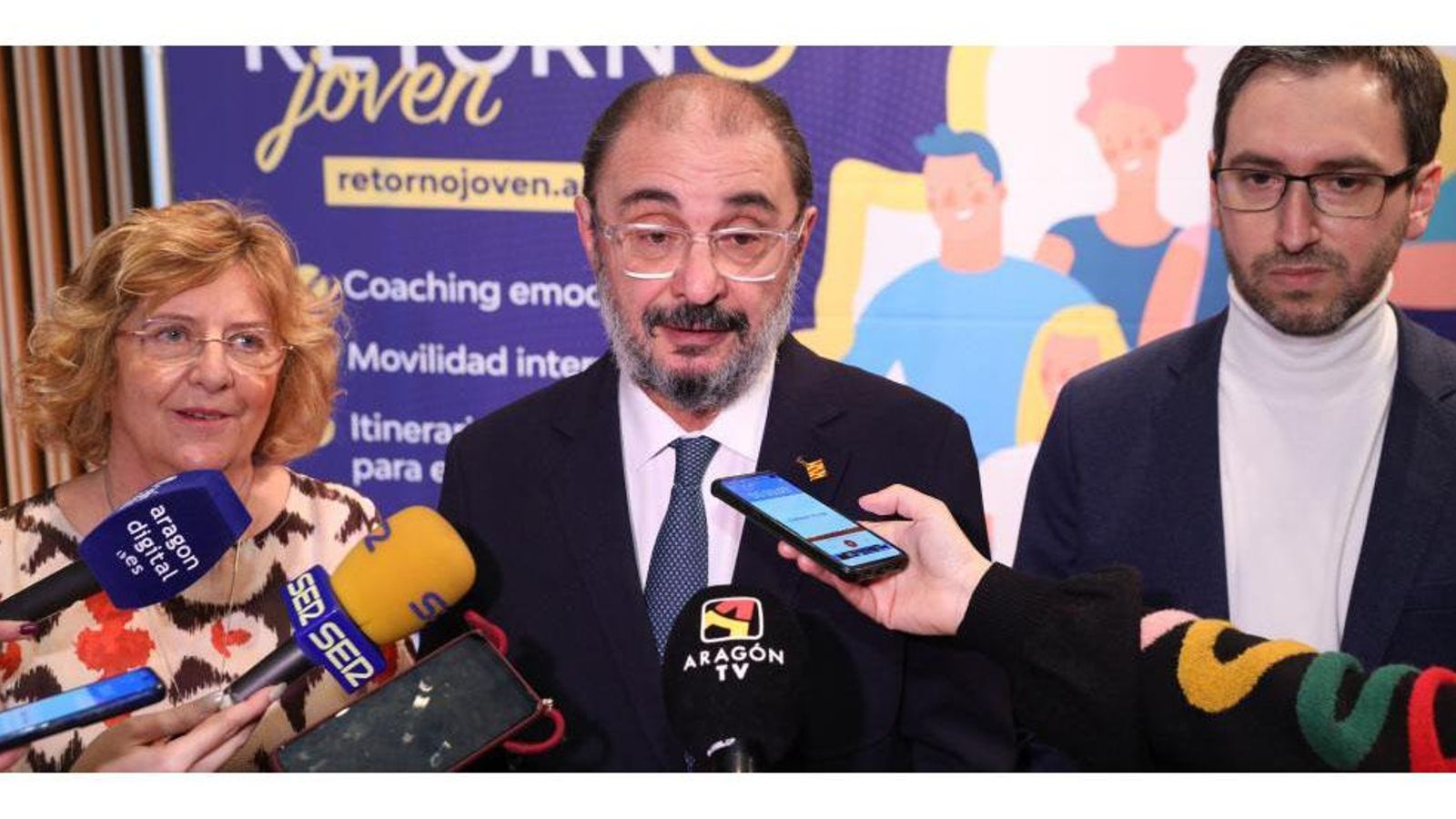 En el centro el presidente de Aragón, Javier Lambán, con la consejera de Ciudadanía y Derechos Sociales, María Victoria Broto, y el director gerente del IAJ, Adrián Gimeno