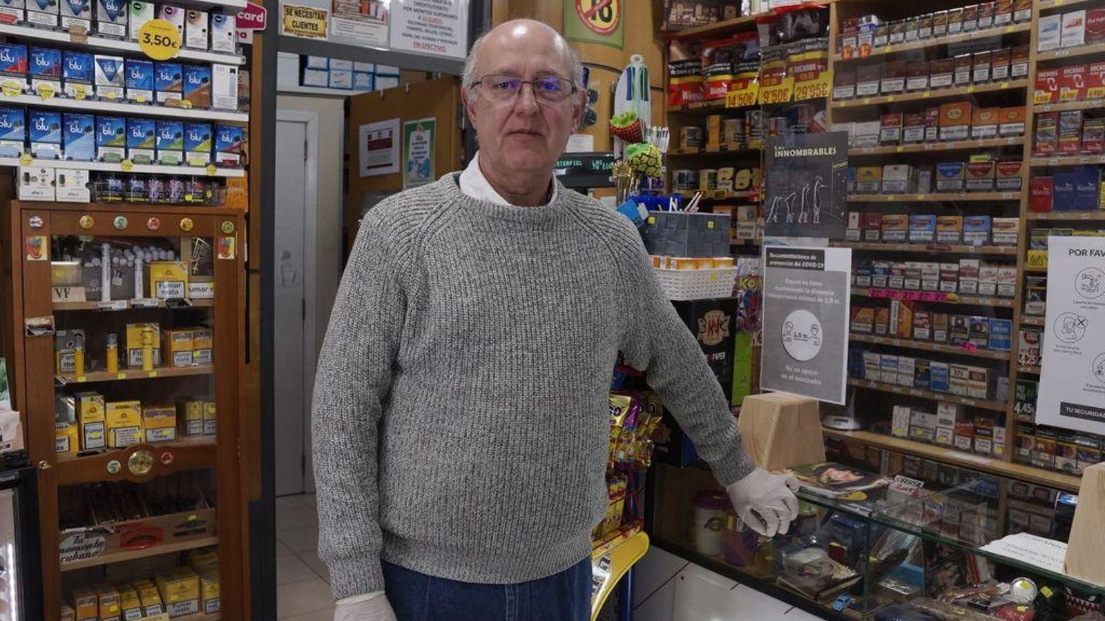 El estanco de Colón abre, aunque con menos ventas.