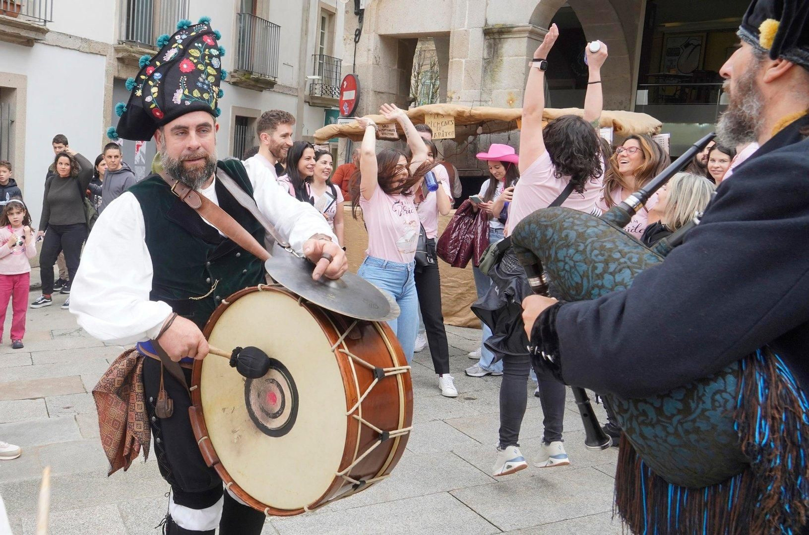 Gente vestida de época por la Reconquista.