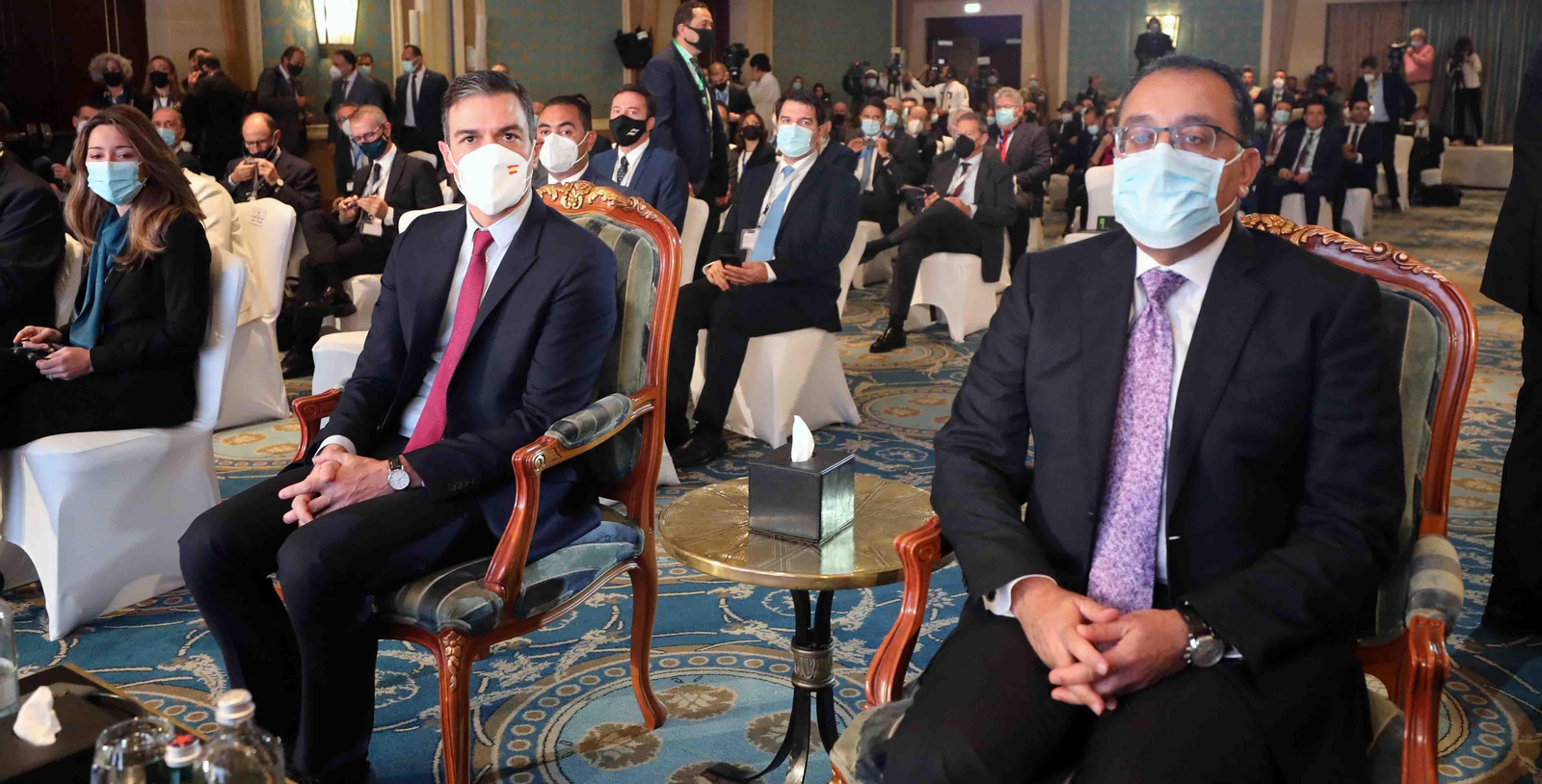 El presidente español, Pedro Sanchez, con el primer ministro egipcio, (2-R) Mostafa Madboully (R). EFE/EPA/KHALED ELFIQI