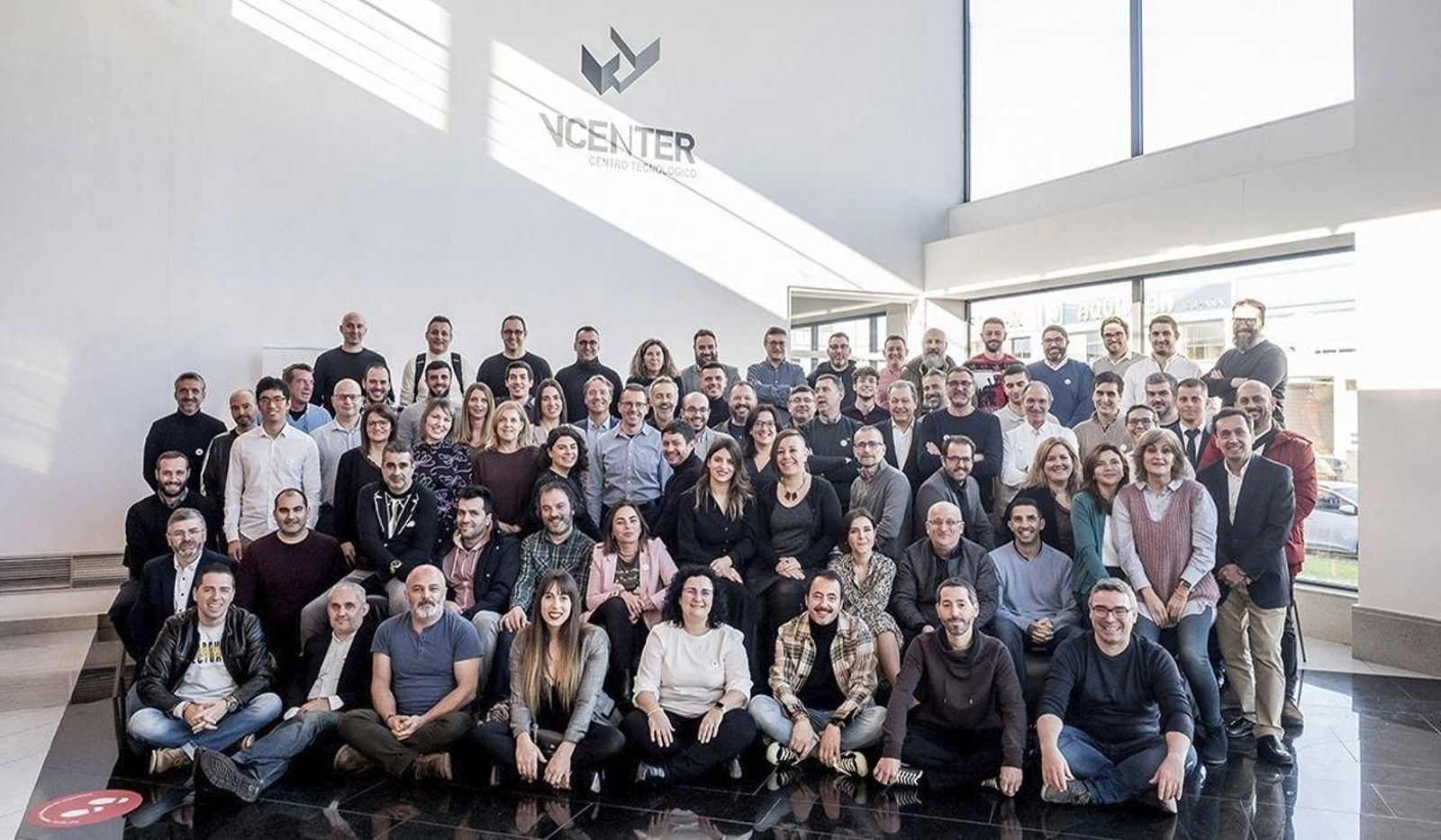 Parte del equipo de Visual MS en las instalaciones que tiene en A Granxa, Porriño. El grupo emplea a 120 personas.