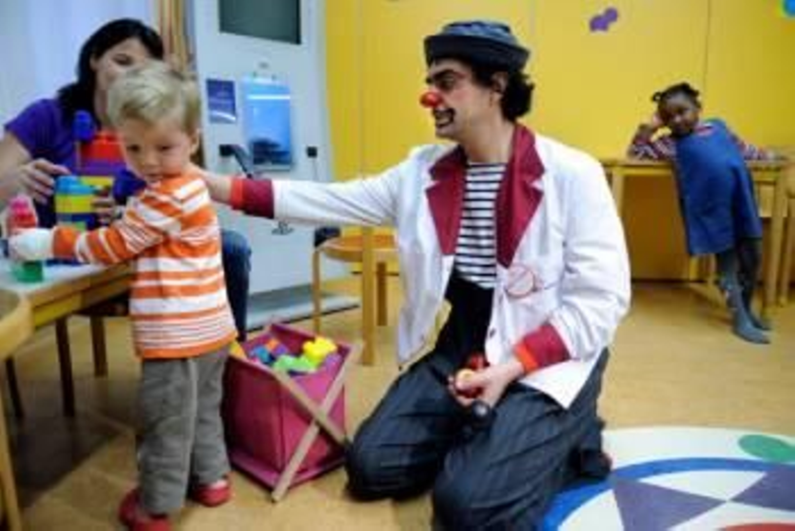 Un payaso juega con un grupo de niños hopitalizados. (Foto: EFE)