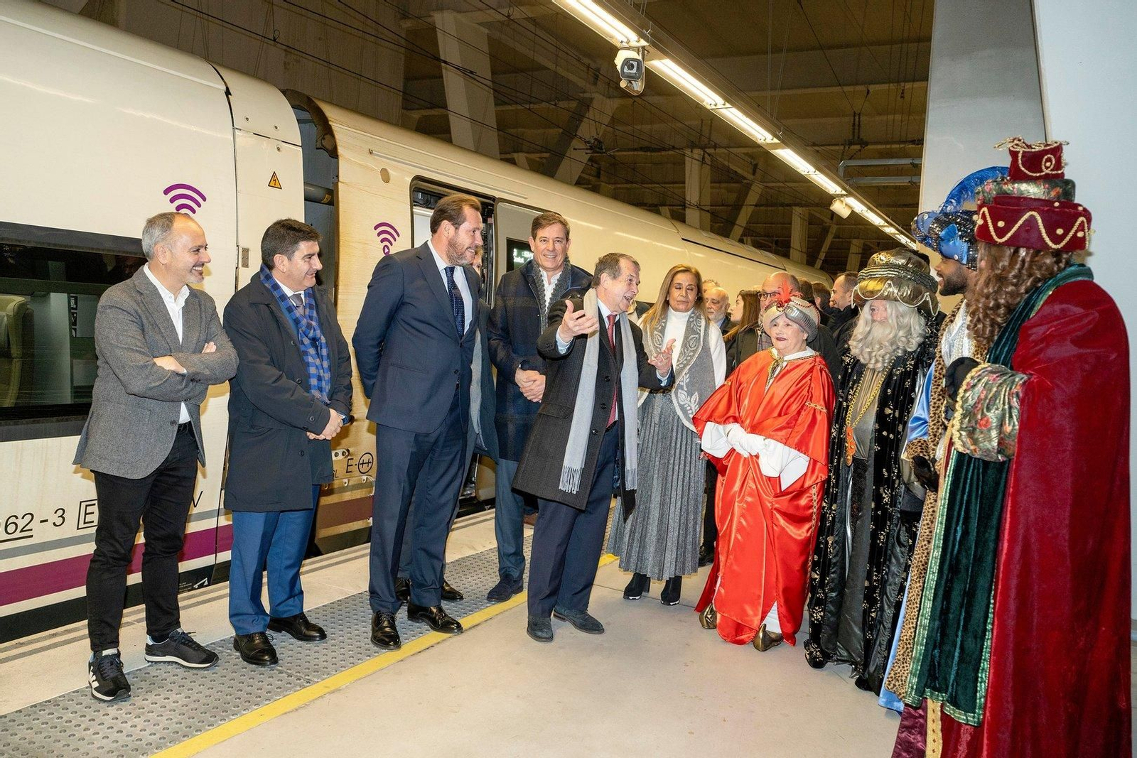 Óscar Puente a su llegada a Vigo en el tren Avril.