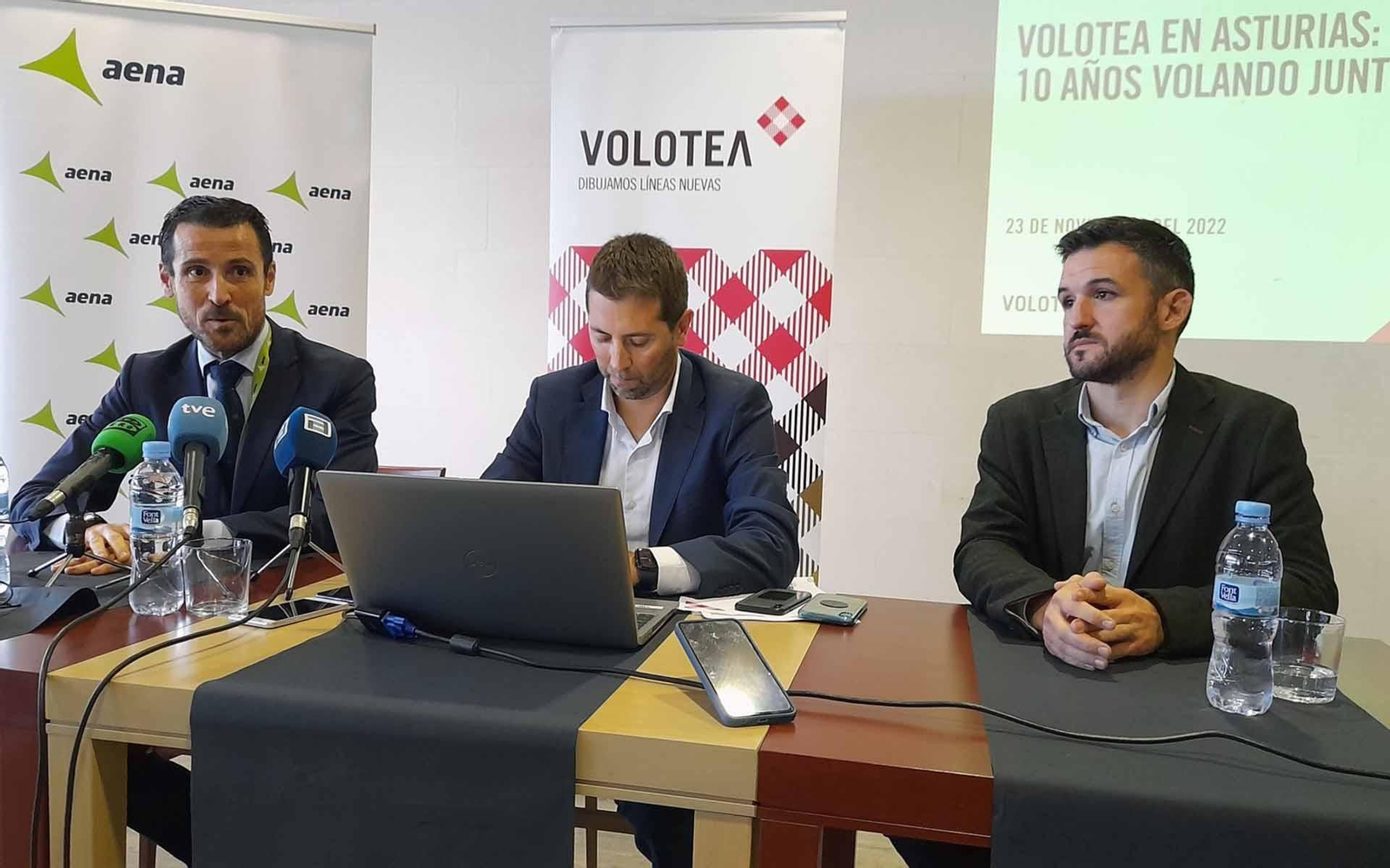 El director del aeropuerto de Asturias, Carlos San Martín; el director general de Estrategia de Volotea, Gabriel Schmilovich y el viceconsejero de Infraestructuras, Movilidad y Territorio, Jorge García (de izquierda a derecha en la imagen)
