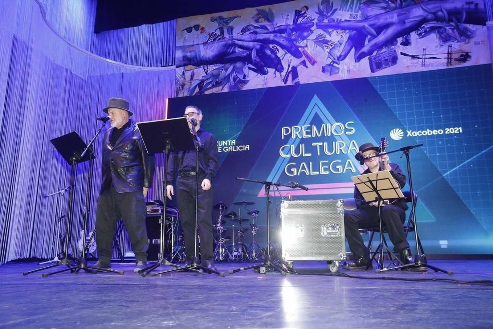 A homenaxe a Movida. No esceario Reixa e Romón, de Resentidos e Rompente, e Julián Hernández.,de Siniestro Total.