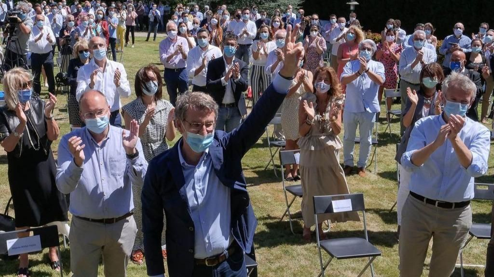 Feijóo recibe el aplauso de los miembros de la directiva del PPdeG, ayer en Santiago, donde analizaron los resultados de las elecciones autonómicas.