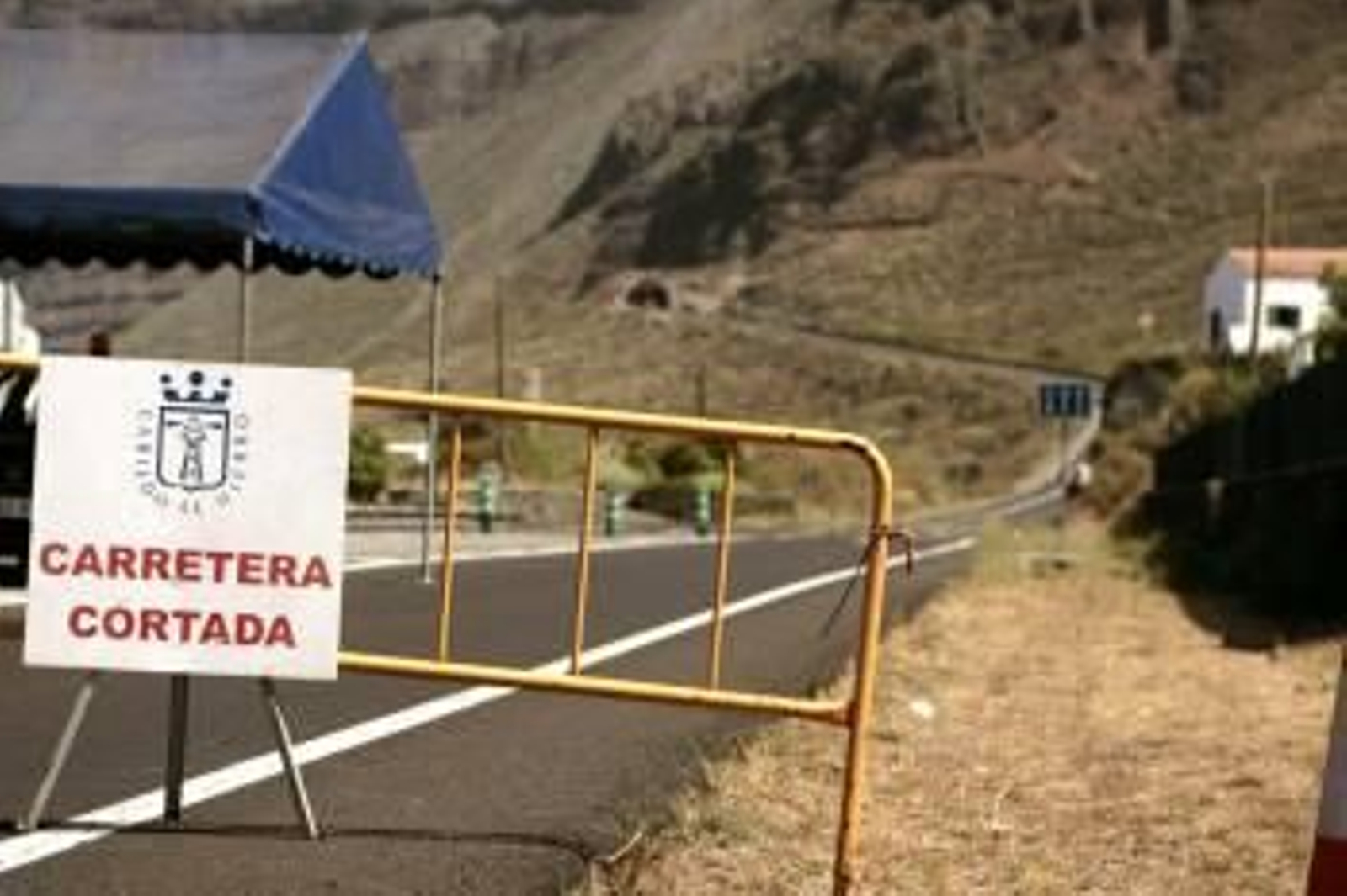 Imagen de la carretera de acceso al túnel que une los municipios de Valverde y Frontera en la isla de El Hierro. (Foto: EFE)