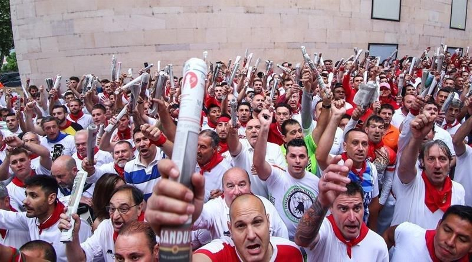 Los corredores cantan a San Fermín en la Cuesta de Santo Domingo antes del inicio del primer encierro