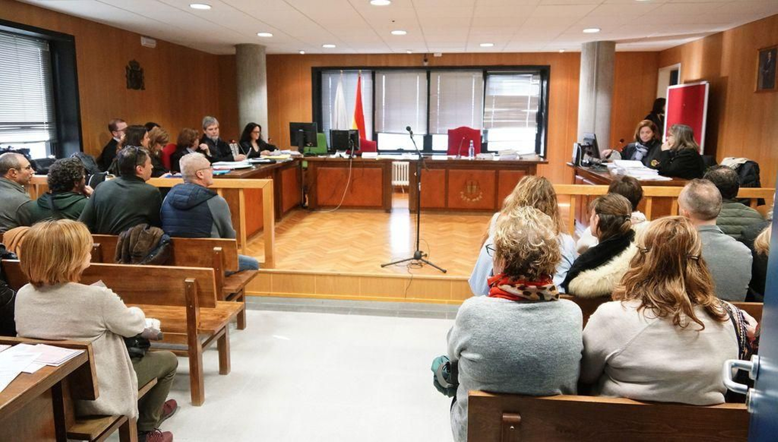 Los empleados, ayer, en el juzgado de lo Penal 3 de Vigo, que absolvió a nueve de ellos.