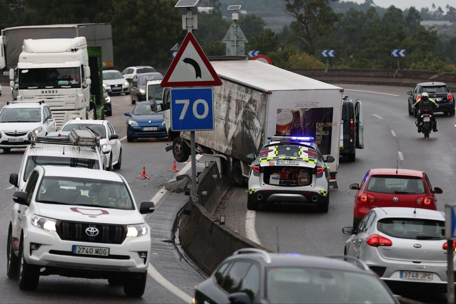 Accidente de un camión en la A-55 en Mos. // Alberte