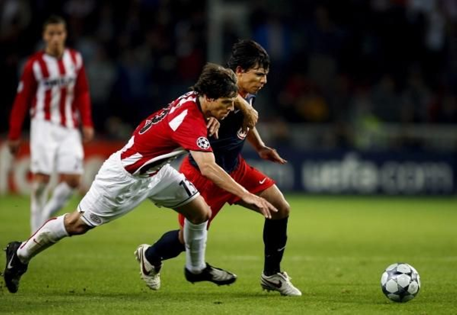 El Kun Aguero escapa de la presión de Brechet. (Foto: R. Vos)