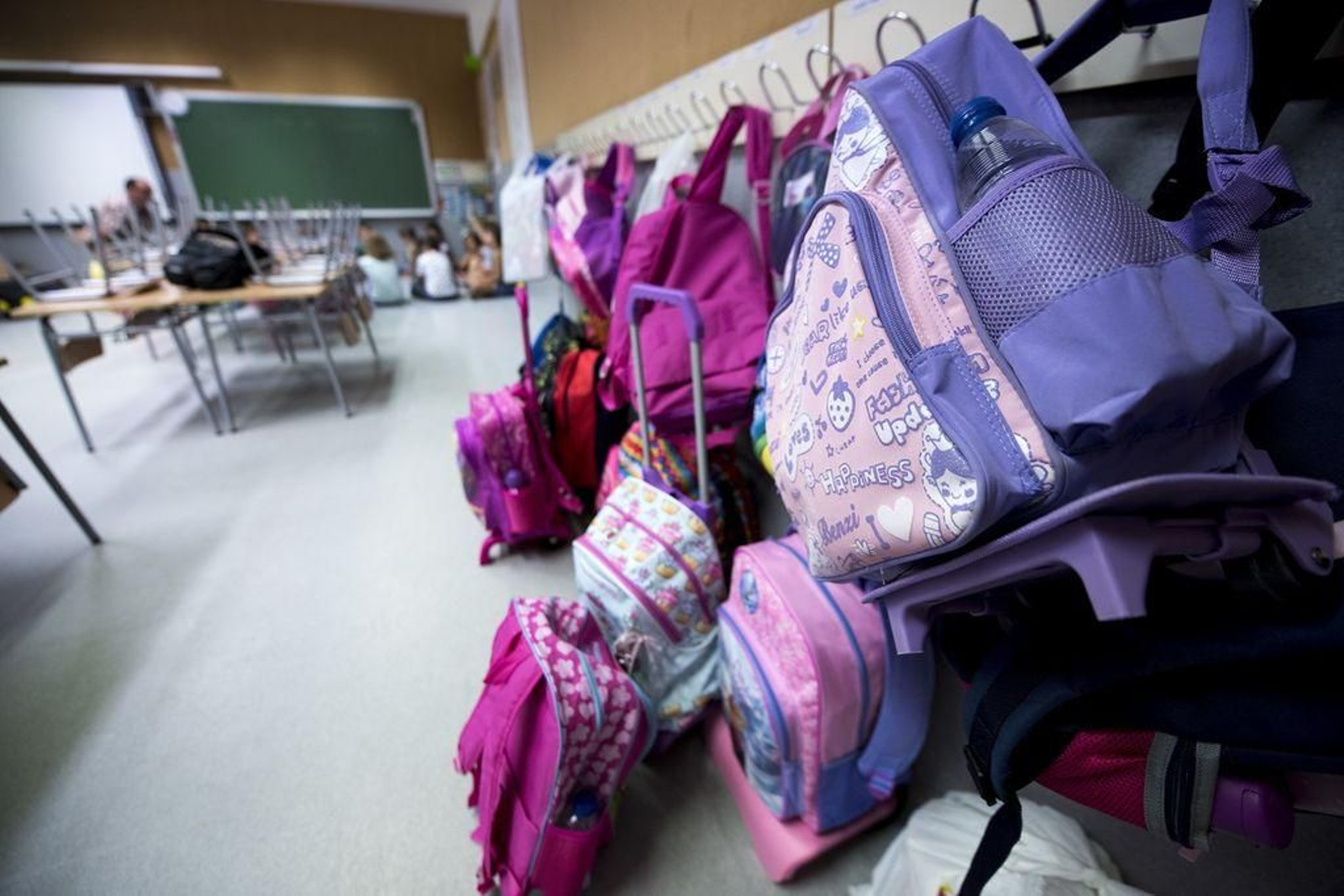 Mochilas apiladas en una clase de un colegio de infantil y primaria.