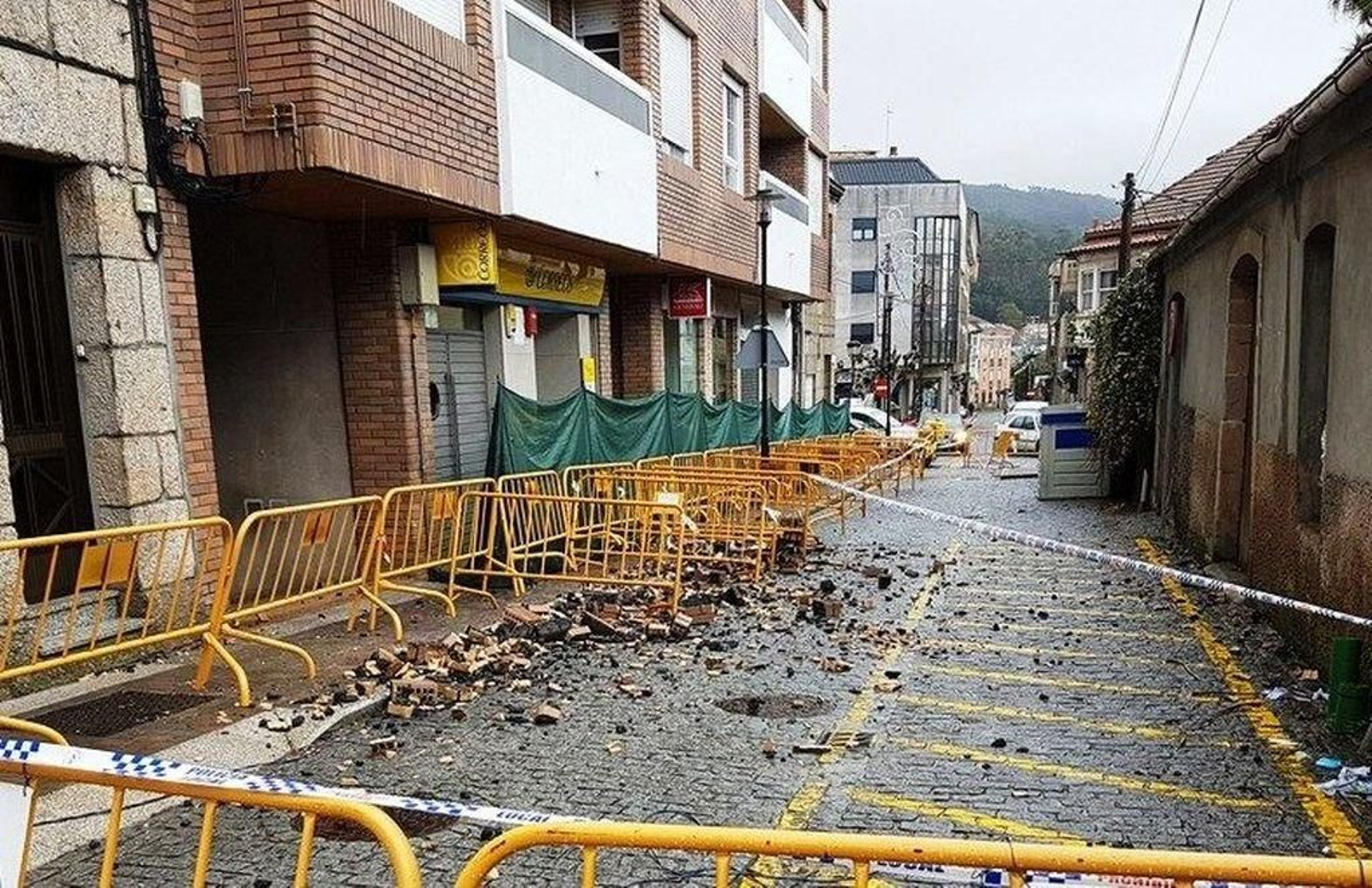El temporal provocó la crecida del río Miñor y la caída de una cornisa
