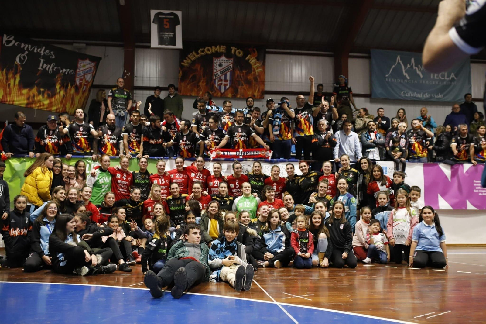 Las jugadoras del Guardés posan en A Sangriña junto a las del Thun suizo en la anterior eliminatoria.