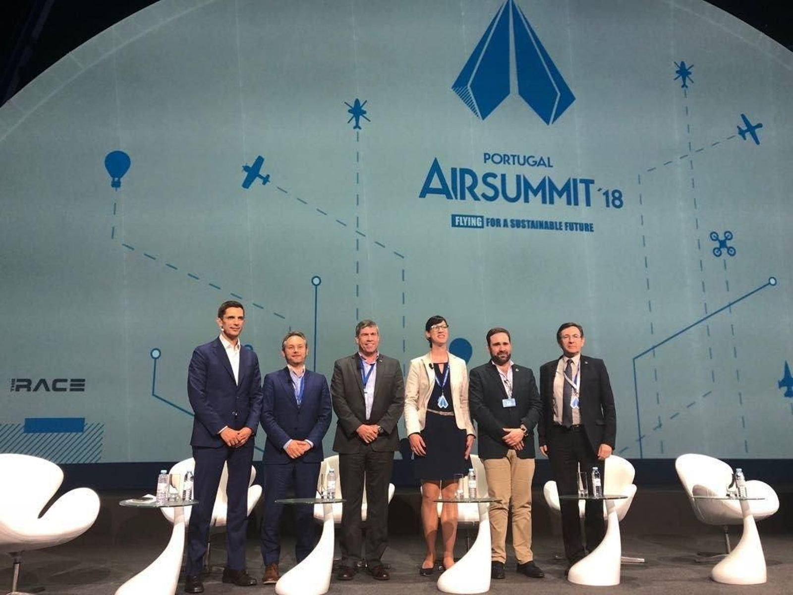 En segunda posición, Enrique Mallón, junto a representantes del sector aeronáutico europeo.
