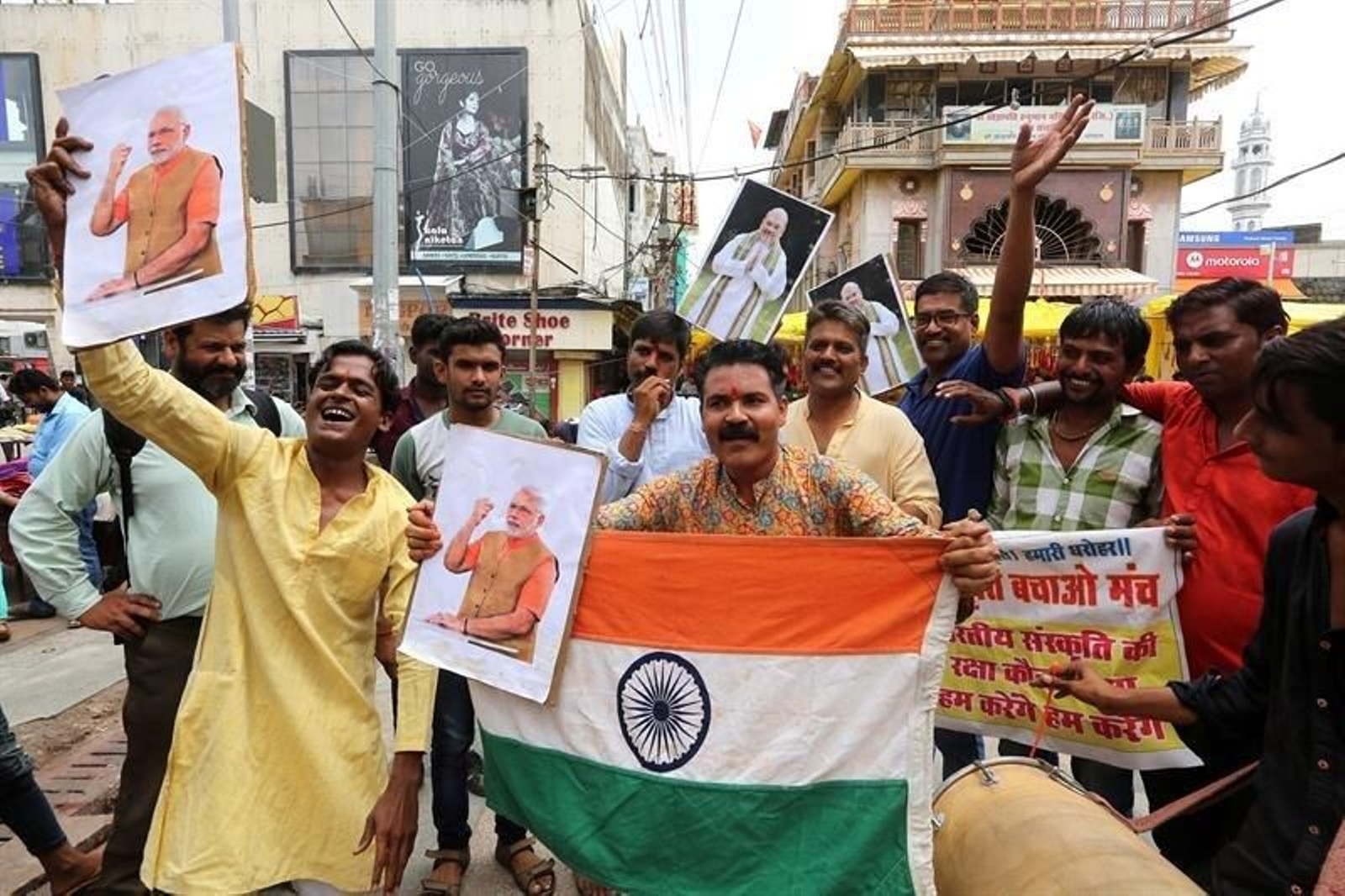 Los partidarios del partido indio Bharatiya Janata (BJP) celebran los siguientes informes de que el gobierno indio eliminará el estatus especial otorgado a la Cachemira administrada por la India