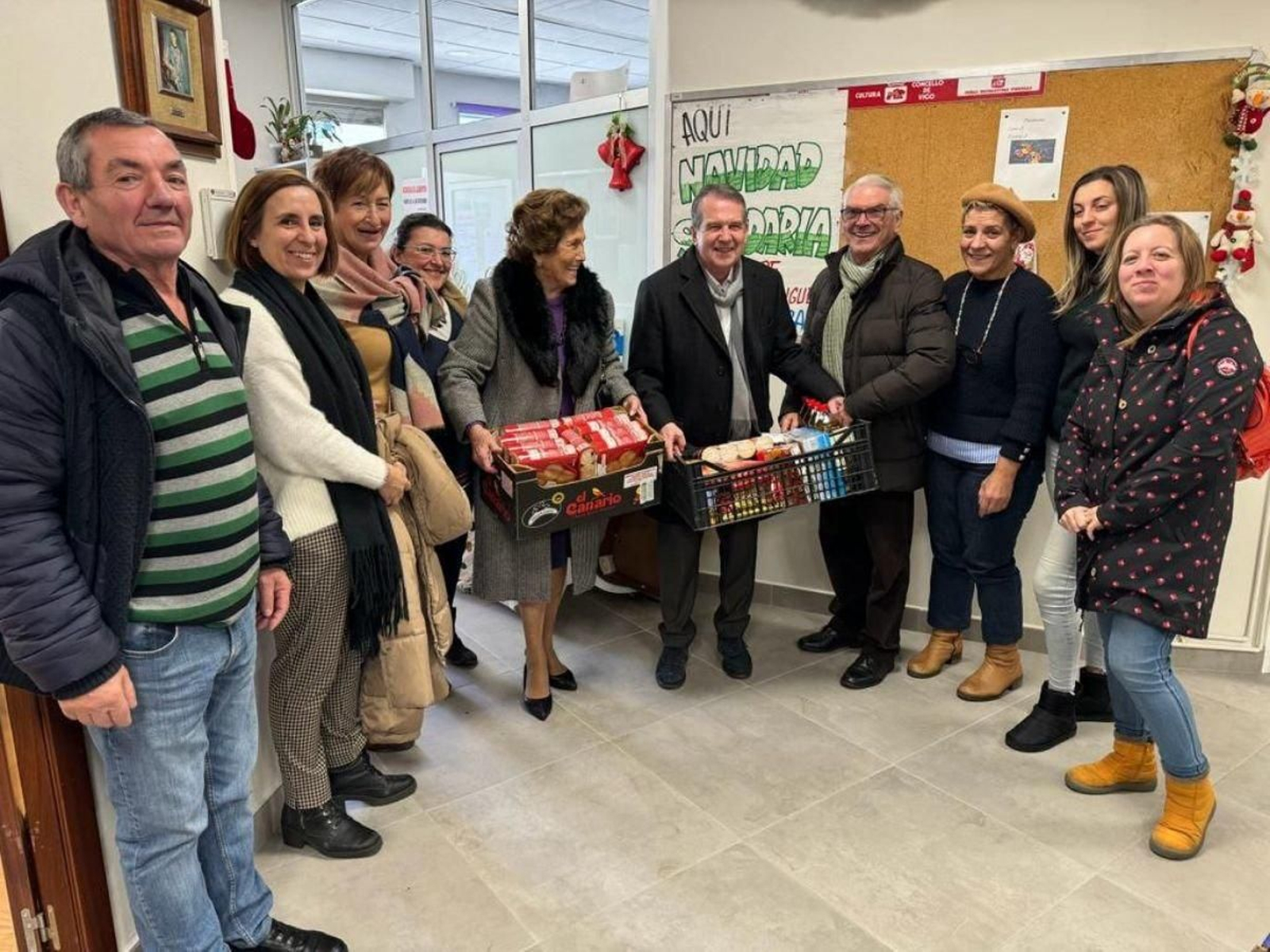 Caballero participó ayer en la entrega de alimentos de la Federación de Peñas El Olivo al Banco de Alimentos.