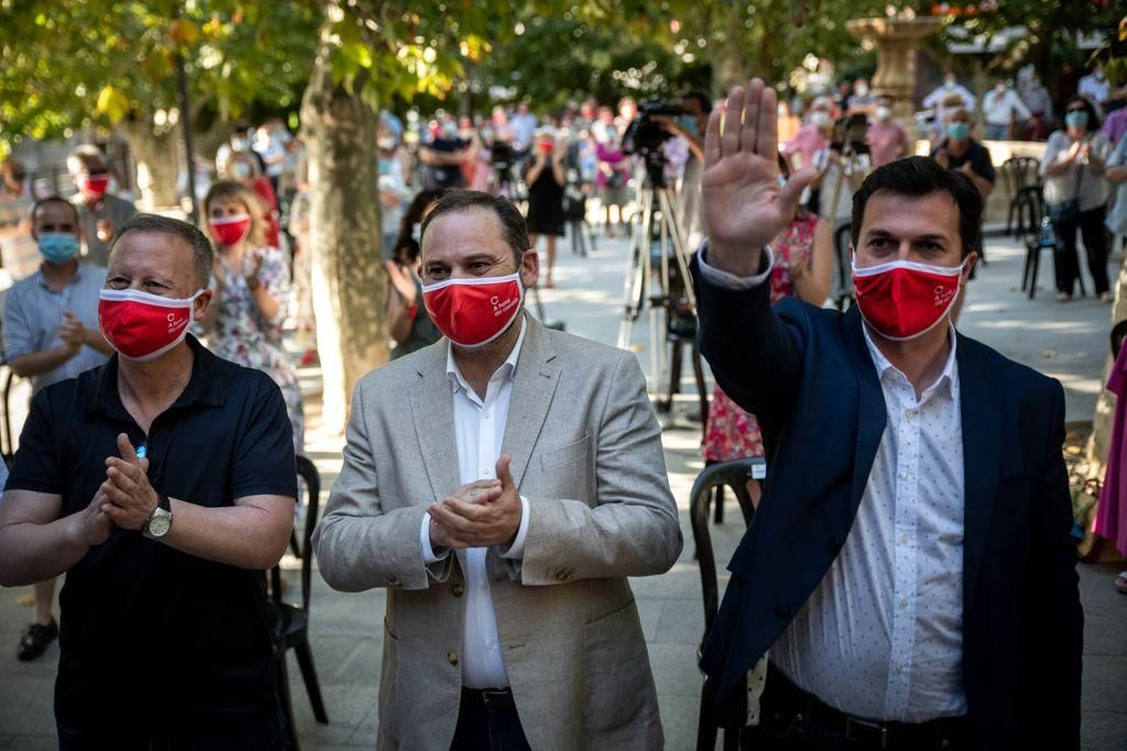 Villarino, Ábalos y Caballero, saludan a los asistentes al mitin.