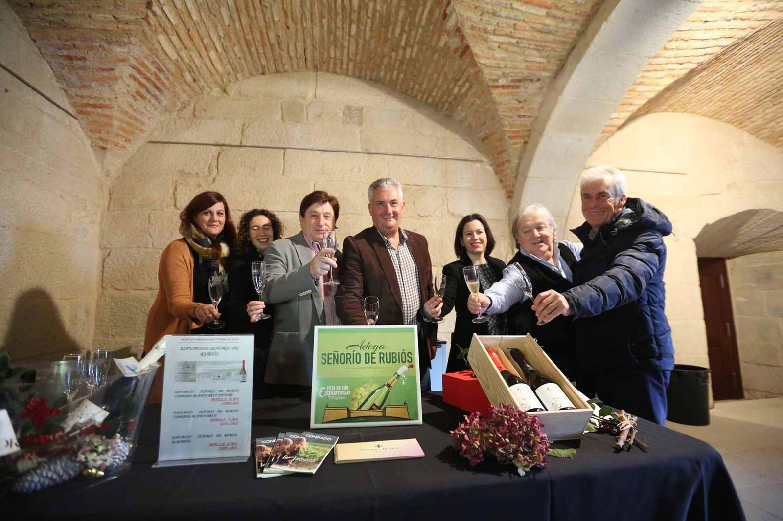 Espectáculo de descorche de botellas con sable 'a degüelle', y un brindis con espumosos.