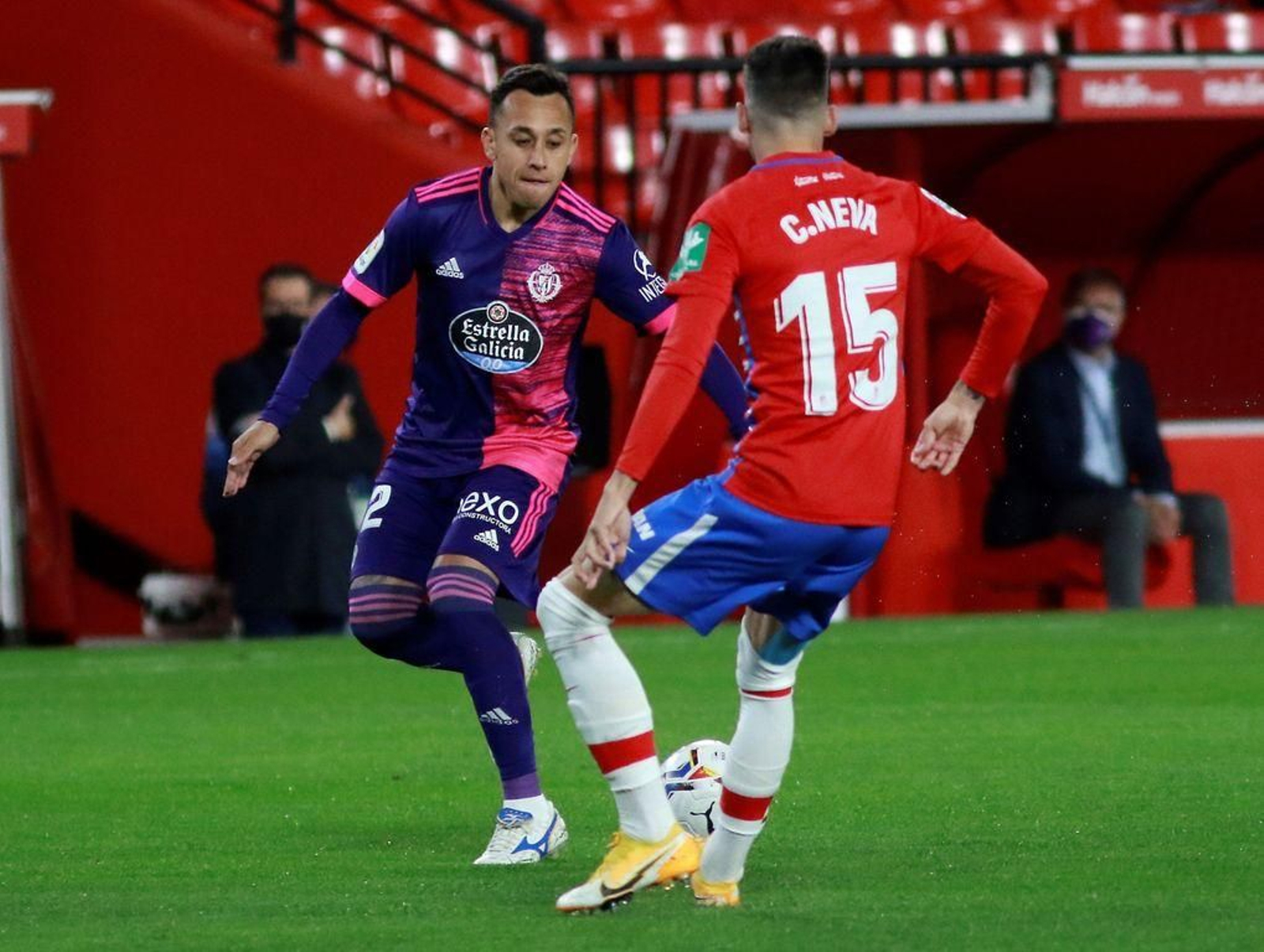 Orellana intenta superar a Carlos Neva en el partido de ayer.