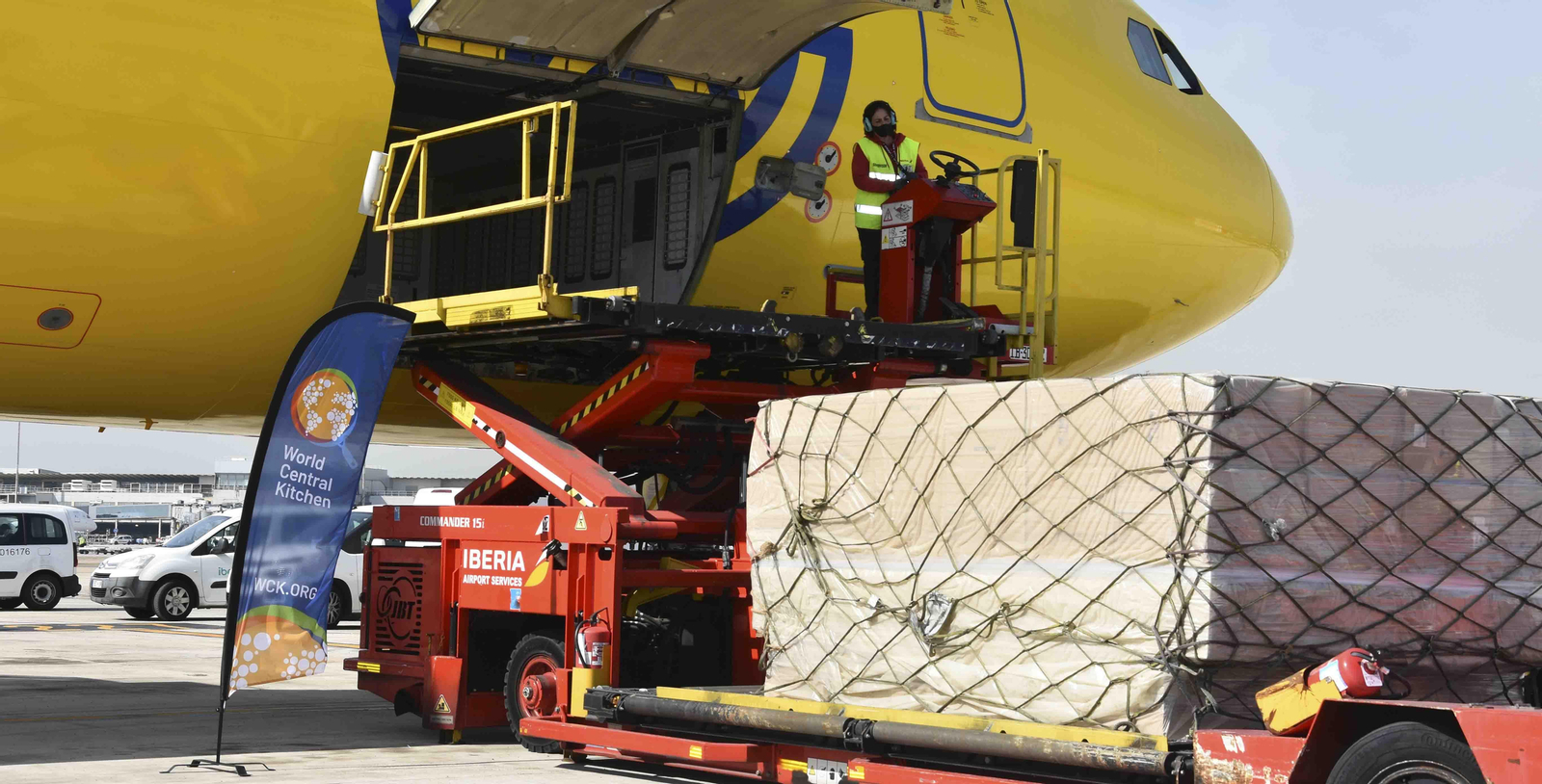 Más de 40 toneladas de ayuda humanitaria salieron desde Madrid con destino al aeropuerto de Rzeszów-Jasionka (sureste de Polonia), ubicado a 90 kilómetros de la frontera con Ucrania, con material logístico para el establecimiento de cocinas de campaña pertenecientes a la World Central Kitchen (WCK), la ONG del chef español José Andrés. EFE/ Maribel Arenas