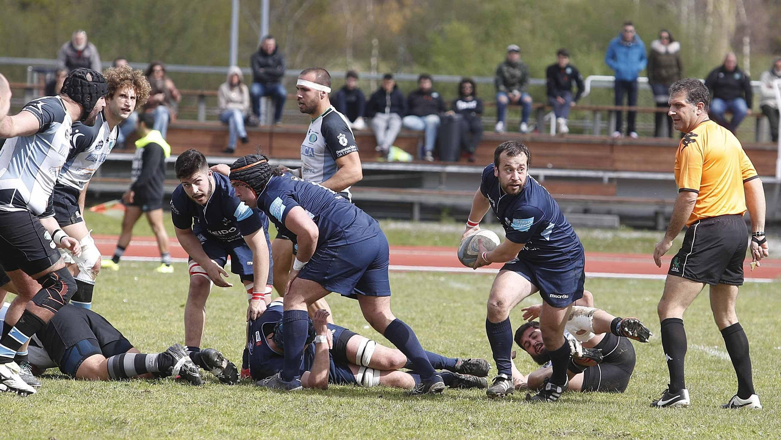 El jugador del Vigo Rugby David Riveiro se dispone a pasar el oval durante el partido contra el CRAT.
