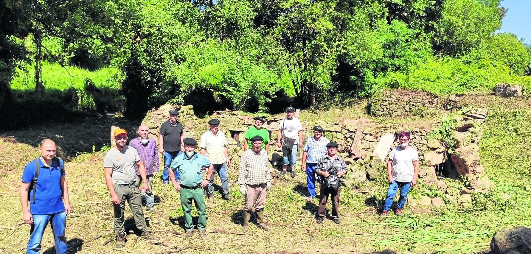 Los integrantes de la Asociación Muiñeiros do Río Tripes iniciaron ya los trabajos de limpieza de los terrenos en los que está el molino