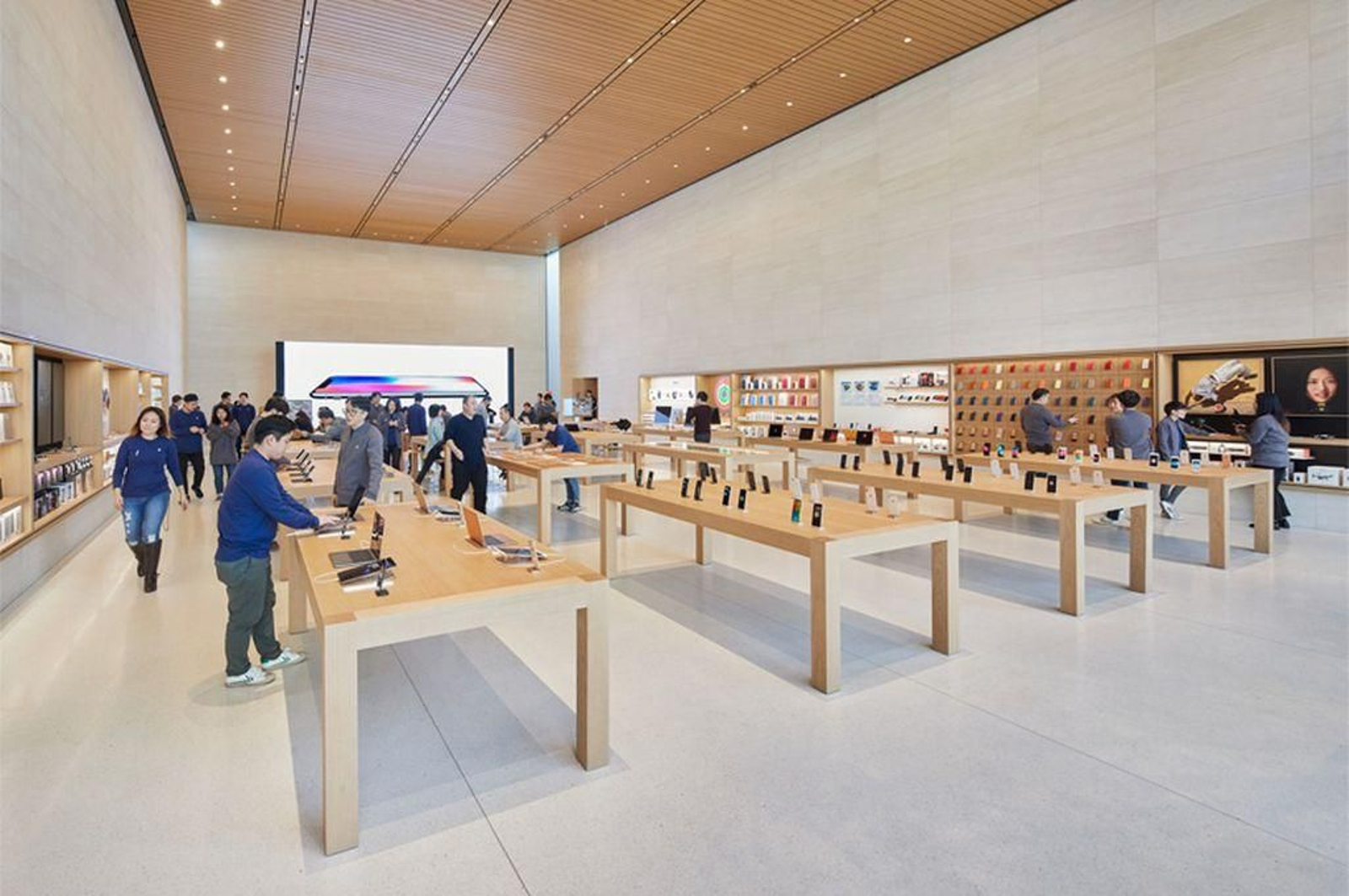 Interior de una tienda de venta de productos de Apple.