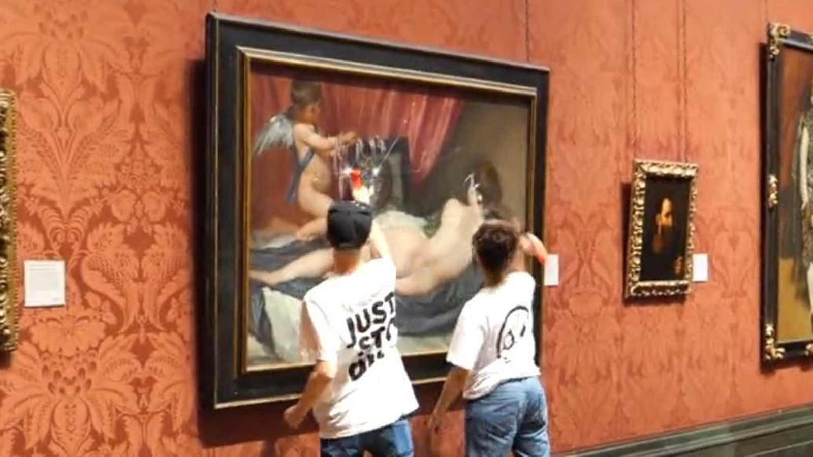 Los activistas climáticos golpeando la 'Venus del espejo'. // X (@JustStop_Oil)