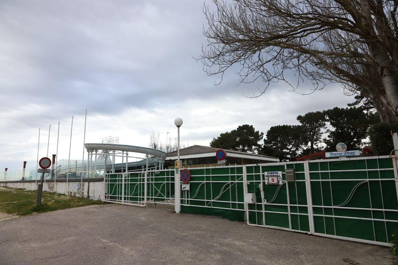 Camping Baiona Playa ubicado en el arenal de A Ladeira cerrado a cal y canto, tarde de ayer.