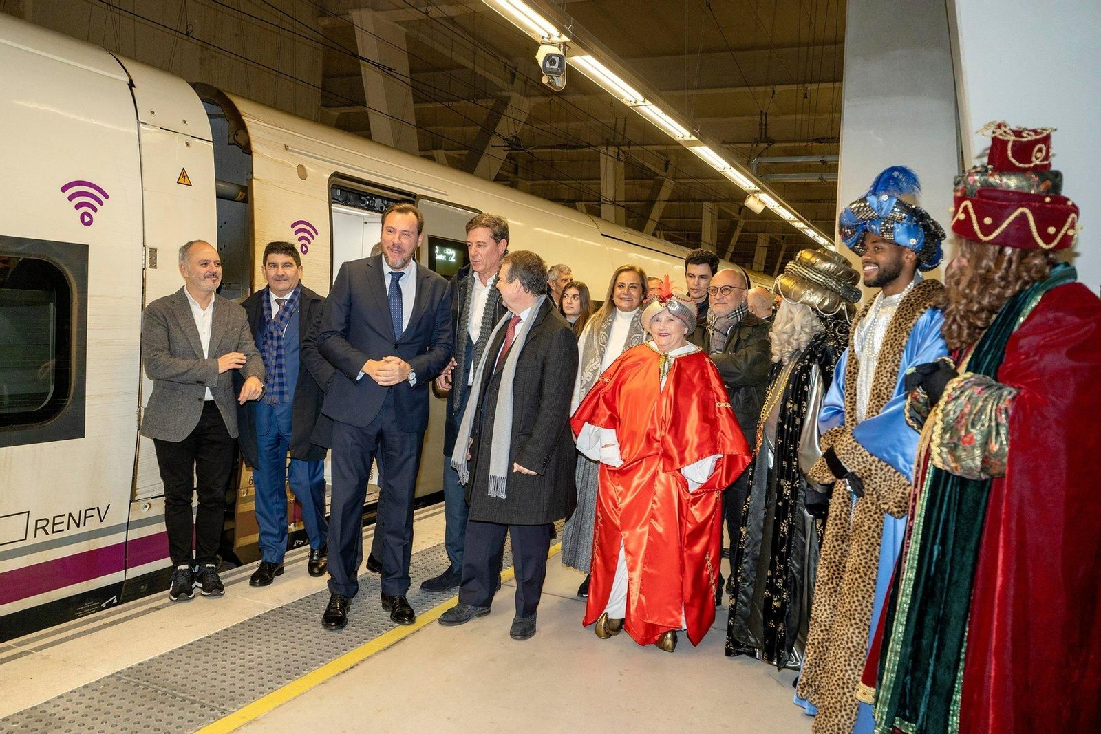 Óscar Puente a su llegada a Vigo en el tren Avril.