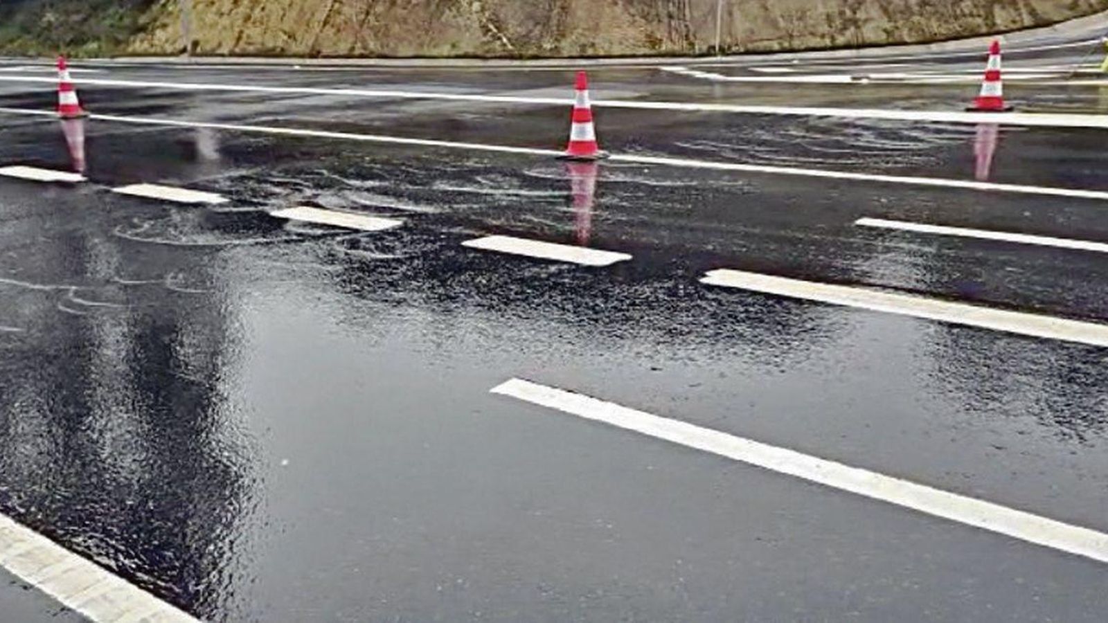 Los ríos de agua en el tramo de la N-541 eran visibles todavía unos días después del siniestro del autobús, tras las intensas lluvias.