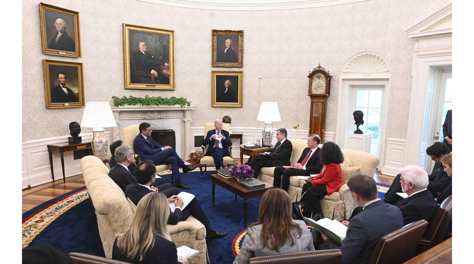 El presidente del Gobierno, Pedro Sánchez, en su encuentro con el presidente de los Estados Unidos de América, Joe Biden, en el Despacho Oval de la Casa Blanca, en Washington. EFE/Moncloa/Borja Puig de la Bellacasa