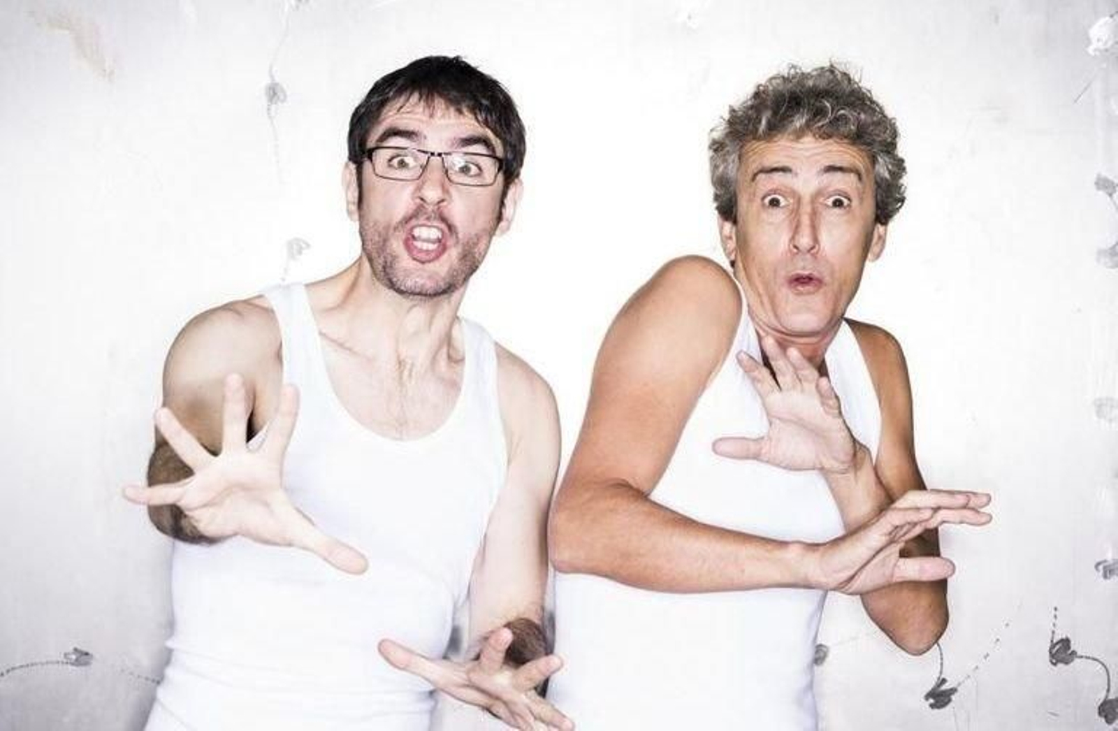 Juanra Bonet (izquierda) ofrece una noche de humor absurdo con David Fernández (derecha) en Vigo.