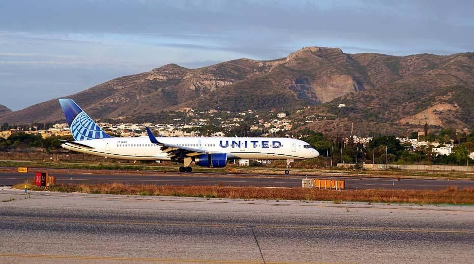El Boeing 757-200 de la compañía United Airlines, procedente de Nueva York, toma tierra en el aeropuerto de Málaga, en el que ha sido el primer vuelo que recupera la conexión aérea directa entre Andalucía y Estados Unidos