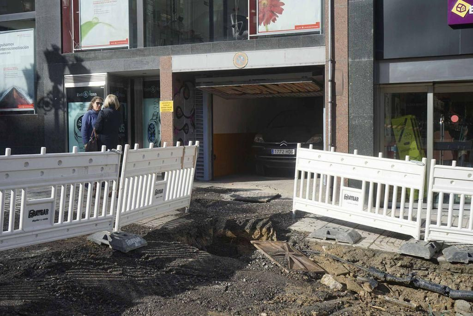 Un socavón en la acera ‘encierra’ a los coches de un garaje en Gran Vía