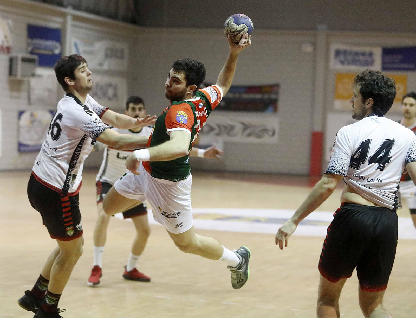 El Rodosa Chapela estuvo en el partido hasta los últimos cinco minutos, cuando el Lalín aceleró.